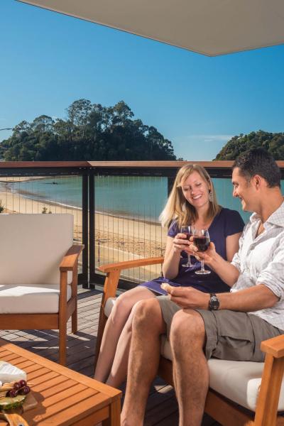 Kaiteriteri Recreation Reserve apartments couple cheers