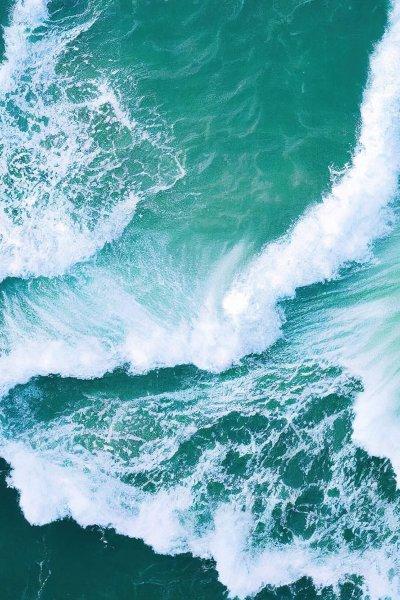 Blue ocean waves