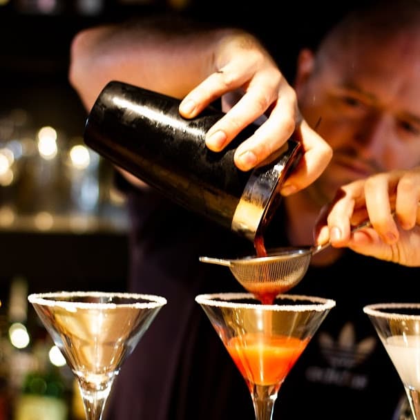 matt pouring cocktails red16