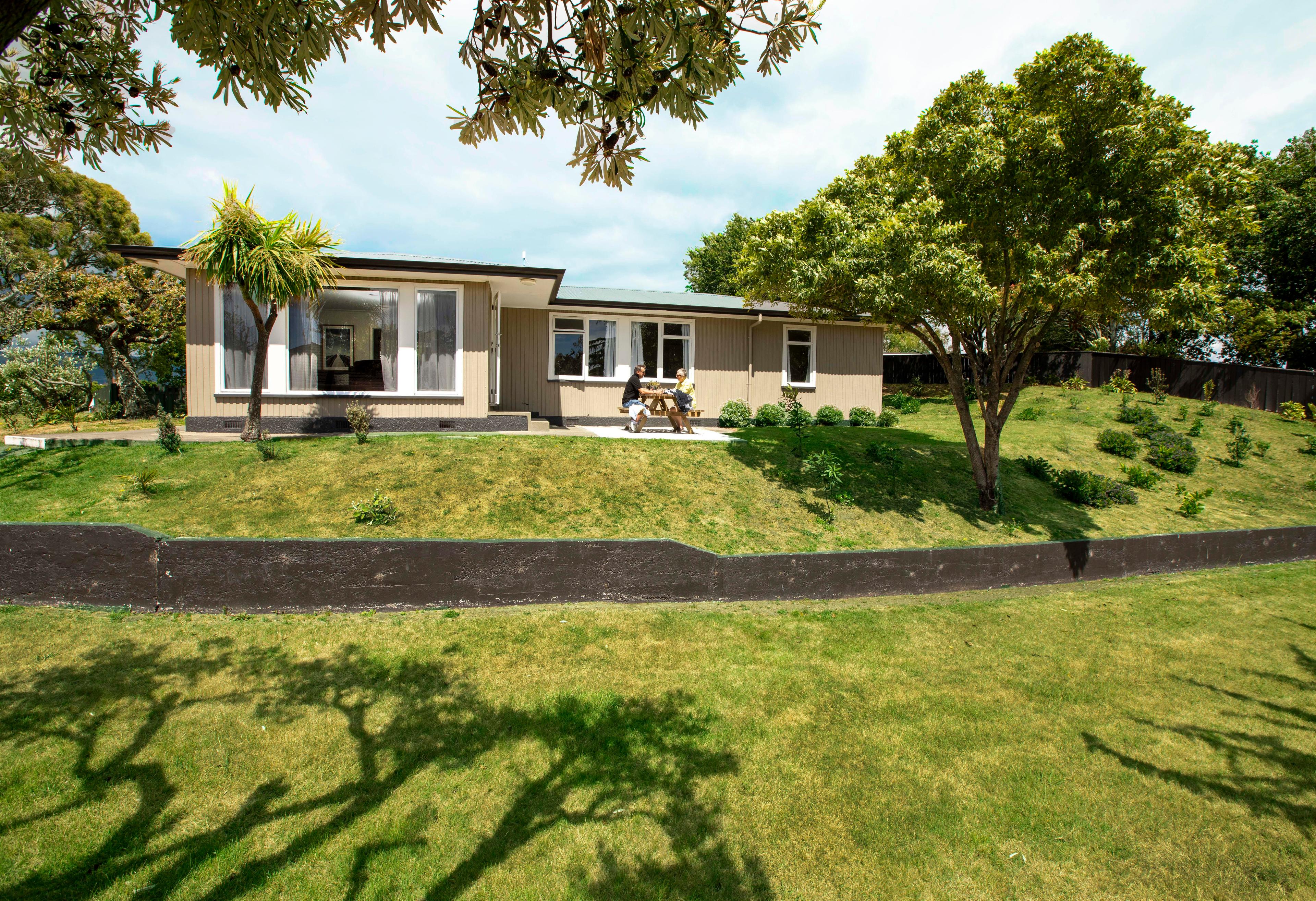 The Beach House is a spacious Park residence at the Tahuna Beach Holiday Park.