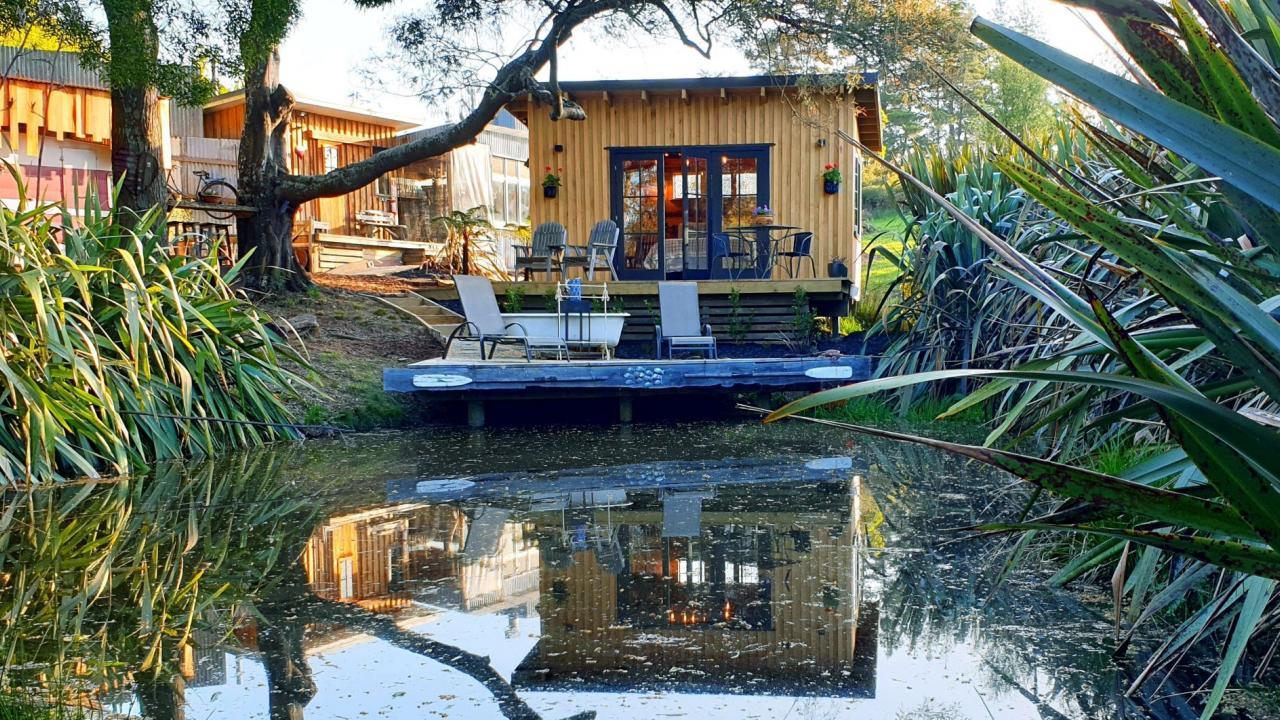 Outlander Cabin (sleeps 2) with jetty, outdoor bath and small lake. 