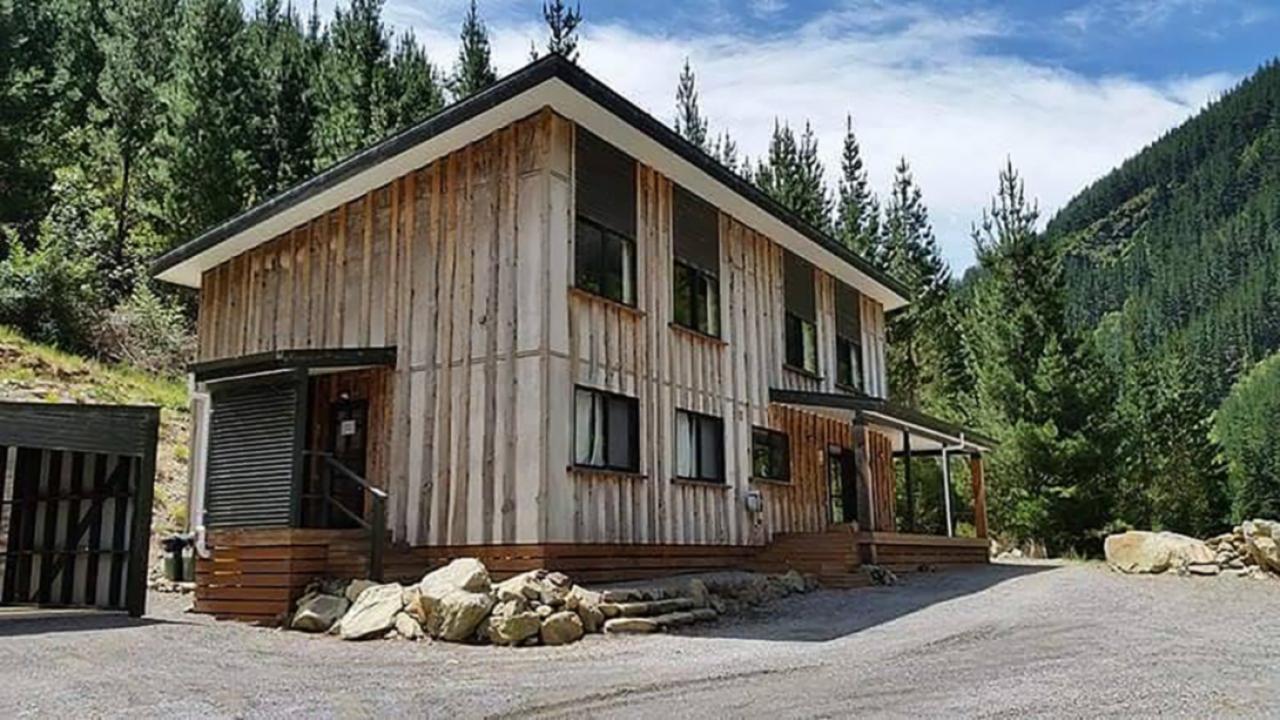 Barrys Bunk House can sleep up to 14 people.