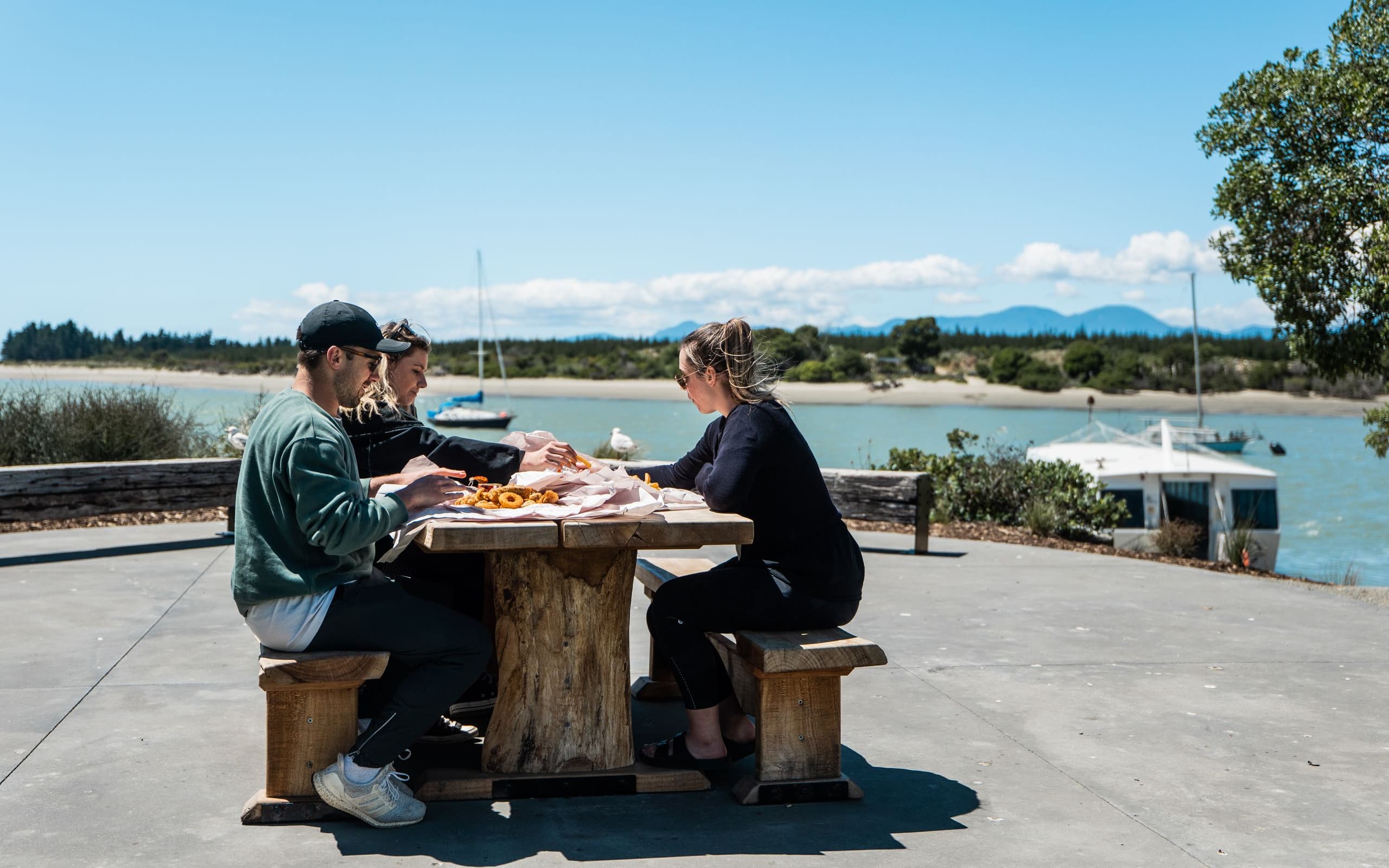 Mates, fish and chips – it doesn’t get more classic than that for a laid-back afternoon in Māpua.
