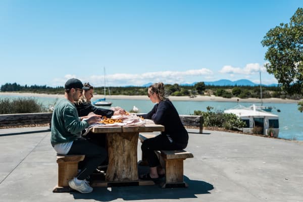 Mates, fish and chips – it doesn’t get more classic than that for a laid-back afternoon in Māpua.