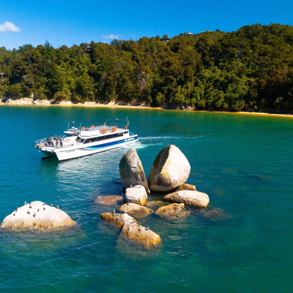 Abel Tasman Sea Shuttle at Toka Ngāwha (Split Apple Rock).