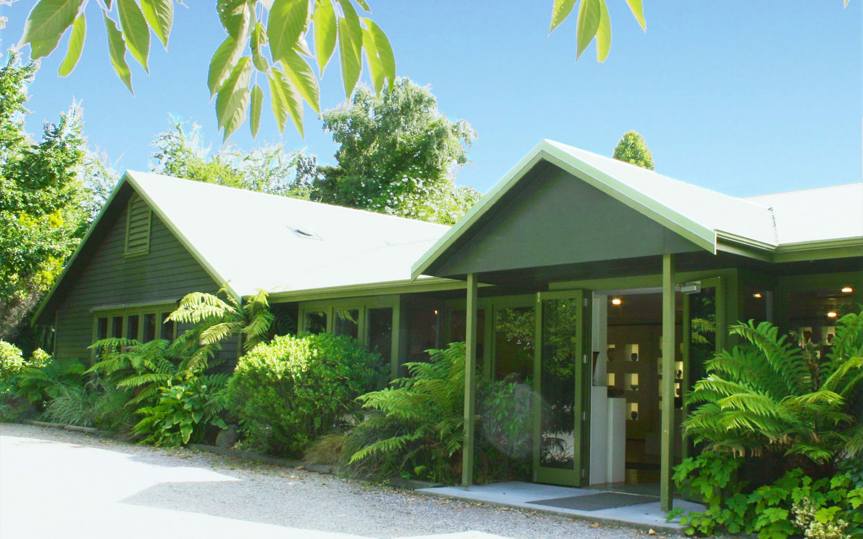 Hoglund Art Glass Gallery Front credit Hoglund Art Glass